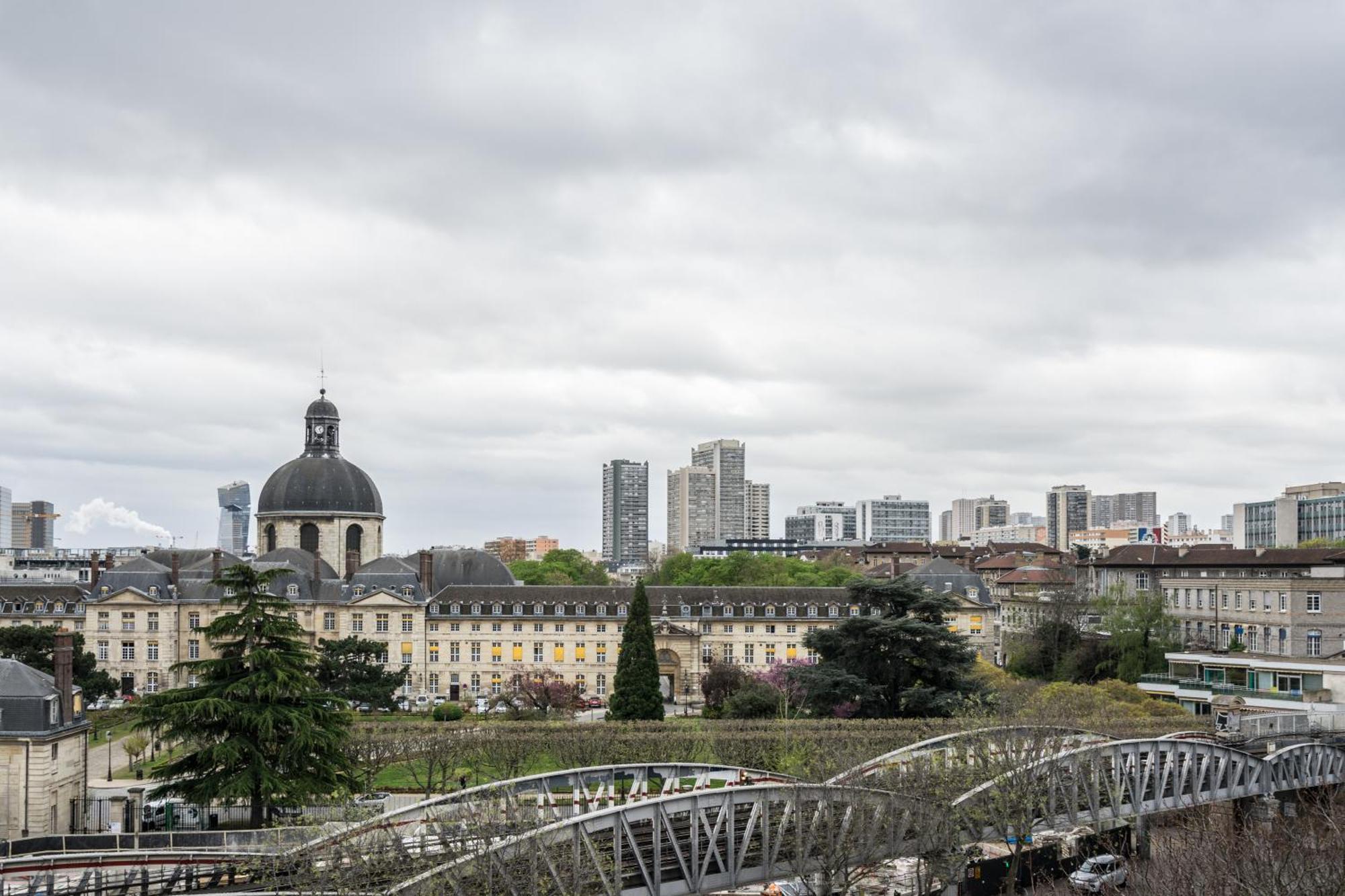 Charming In 5 With Stunning View Paris